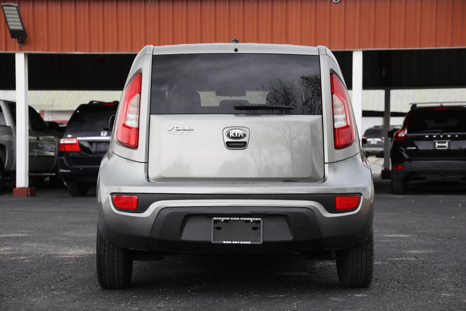 2013 GRAY KIA SOUL Base (KNDJT2A53D7) with an 1.6L L4 DOHC 16V engine, 5-SPEED MANUAL transmission, located at 420 E. Kingsbury St., Seguin, TX, 78155, (830) 401-0495, 29.581060, -97.961647 - Photo#5